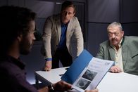 Die Rosenheim-Cops – Die Kommissare Hofer (Joseph Hannesschläger, r.) und Bach (Patrick Kalupa, M.) konfrontieren Stefan Steinmann (Franz-Xaver Brückner, l.), den Sohn des Opfers, mit Fingerabdrücken.