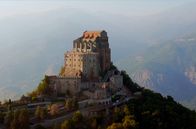Das Piemont - Genuss am Fuße der Alpen – Die ehemalige Benediktiner-Abtei Sacra di San Michele im Susatal in der Region Piemont im Norden Italiens.