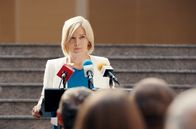 Blutholz – Staatsanwältin Sylvia Dancu (Désirée Nosbusch) hat politische Ambitionen und kandidiert für das Bürgermeisteramt im rumänischen Kronstadt.