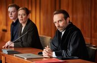 Die Heiland - Wir sind Anwalt – ARD DIE HEILAND - WIR SIND ANWALT, II. Staffel (6 neue Folgen), Folge 12 "Stunde der Wahrheit"15 Uhr im Ersten. Staatsanwalt Rudi Illic (Aleksandar Jovanovic, r.) setzt sich für den Abiturienten Vincent Wellenbrink (Emil von Schönfels, l.) und dessen Mutter Kathrin Wellenbrink (Stephanie Japp, M.) ein, die die Täter bestraft sehen wollen.