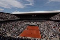 Tennis: French Open – Eine allgemeine Ansicht von Court Philippe-Chatrier ist während des Halbfinalmatches der Männer zwischen Carlos Alcaraz aus Spanien und Novak Djokovic aus Serbien am 13. Tag der French Open 2023 in Roland Garros am 9. Juni 2023 in Paris, Frankreich, zu sehen.