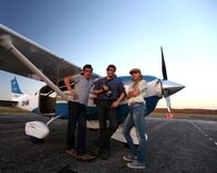 UFO-Jäger – Mexiko: Die Darsteller (Ben McGee, Erin Rdyer und James Fox) vor dem Flugzeug, das sie für die Nachstellung einer Sichtung in den Himmel hoben. (Bildnachweis: National Geographic Channels/ Snake Oil Productions)