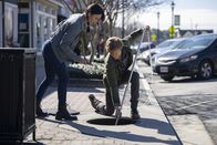 MacGyver – Desi Nguyen (Levy Tran, l.); Angus MacGyver (Lucas Till, r.)