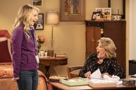 B Positive – Gina Dabrowski (Annaleigh Ashford, l.); Norma (Linda Lavin, r.)