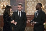 New Girl – Lüften einige Geheimnisse: Jess (Zooey Deschanel, l.), Nick (Jake Johnson, M.) und Winston (Lamorne Morris, r.) ...