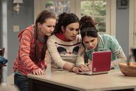 Last Man Standing – Eve (Kaitlyn Dever, l.), Mandy (Molly Ephraim, M.) und Kristin (Alexandra Krosney, r.) sind der Meinung, dass eine Frau im Leben ihres Großvaters fehlt. Gemeinsam machen sie sich im Internet auf die Suche nach einer passenden Dame ...
