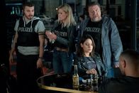 Der gute Bulle - Friss oder stirb – Milan Filipovic (Edin Hasanovic, l.), Lola Karras (Nele Kiper, 2.v.l..) und Fredo Schulz (Armin Rohde, 2.v.r.) finden bei einer Razzia Dakota (Almila Bagriacik, M.) im Gespräch mit Hassan Moussa (Murathan Muslu, r.)