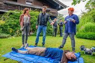 SOKO Kitzbühel – Am Tag nach seinem Junggesellenabschied wird Fußballer Vinzent Ebner (Lukas Oberhuber) tot im Swimmingpool von Walter Koreth (Karl Fischer, M.) gefunden. Und nicht nur das, denn seine Leiche hängt noch dazu in einem Pranger fest. Nina (Julia Cencig, l.), Lukas (Jakob Seeböck, 2.v.l.) und Stefanie (Veronika Polly, r.) beginnen ihre Ermittlungen.