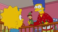 Die Simpsons – Für Maggie (l.) hat sich Marge (r.) ein ganz besonderes Geschenk ausgedacht, doch diese scheint nur wenig begeistert zu sein ...