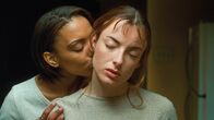 rbb QUEER: When Night Is Falling – Bei Petra (Rachael Crawford, li.) gibt sich Camille (Pascale Bussières) zum ersten Mal in ihrem Leben dem Lustprinzip hin.