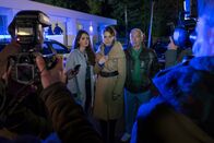 Der Alte – Trauernd treten Valerie Spechter (Ruby O. Fee, l.), Simone Spechter (Julia Jäger, M.) und Benno Spechter (Christoph M. Ohrt, r.) vor die Presse: Ihr Manager und Nachbar Freddy Mohr wurde in seinem Weinkeller erschossen.