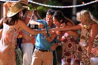 Death in Paradise – Sal (Amy Nuttall, l.), Frank (William Ash, 2.v.l.) und Betty (Susannah Fielding, 2.v.r.) feiern ausgelassen den Junggesellinnenabschied von Jenny (Ali Bastian, r.). Niemand weiß zu diesem Zeitpunkt, dass Jenny den Abend nicht überleben wird. Oder steckt einer von ihnen hinter Jennys Tod?