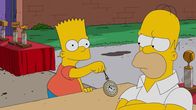 Die Simpsons – Als Marge befürchtet, dass ihr Sohn Bart (l.) ein Versager wird, beschließt Homer (r.) einen Trophäenladen in Springfield aufzumachen, um Geld zu verdienen ...