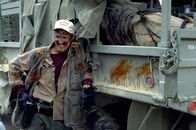 Tremors 2 - Die Rückkehr der Raketenwürmer – Burt Gummer (Michael Gross).