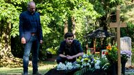 SOKO Potsdam – Bernhard Henschel (Michael Lott, l.) und sein Sohn Max (Henry Horn, r.) haben das Grab von Max' bestem Freund gefunden. Sie hoffen, dass der mutmaßliche Mörder bald auf dem Friedhof auftauchen wird.