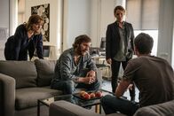 Hanna Svensson - Blutsbande – Hanna (Marie Richardson, l.), Björn (Magnus Krepper, 2.v.l.), Tina (Sofia Ledarp, 2.v.r.) und Christian (Adam Pålsson, r.) treffen sich in einem Safe House und diskutieren das weitere Vorgehen.