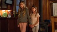 He's Out There – Mitten in Kanada: Idyllische Tage verspricht das beschauliche Haus am See. Laura und ihre Töchtern Kayla (Anna Pniowsky) und Maddie (Abigail Pniowsky) sind in den Urlaub vorausgefahren. Papa Shawn will nachkommen. Doch schon am ersten Abend findet Laura Todesdrohungen. Eine Flucht scheint unmöglich: Das Telefon ist verschwunden, das Auto zerstört. Da taucht ein maskierter Mann auf.