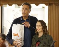 Single Parents – Douglas Fogerty (Brad Garrett, l.); Angie D'Amato (Leighton Meester, r.)