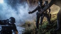 Hitlers letzter Widerstand – REENACTMENT - Oberstgruppenfurher Hausser (gespielt von Alessandro Pekin) hilft deutschen Fallschirmjägern aus dem Wasser. (Holdout II Productions Inc./Sean F. White)