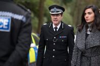 Line of Duty – Auch ACC Hilton (Paul Higgins) und seine Mitarbeiterin Sam Raylston (Aiysha Hart) erscheinen zu der Suche von AC-12 in einem Waldstück.