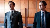Suits – Im Gerichtssaal kämpfen Harvey (Gabriel Macht, l.) und Mike (Patrick J. Adams, r.) für Clifford Danners Freispruch. Doch die Chancen stehen schlecht – und der Druck wächst.
