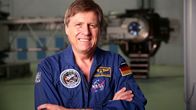 Spacetime – Bildunterschrift: Prof. Dr. Ulrich Walter vor der Zentrifuge des Flugmedizinischen Instituts der Bundeswehr in Königsbrück.