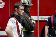 Chicago Fire – Chicago Fire Staffel 7, Folge 1 Erschöpft vom Einsatz: Jesse Spencer als Matthew Casey, Eamonn Walker als Chief Wallace Boden. Copyright: SRF/NBC Universal