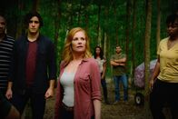 Under the Dome – Die Mitglieder der Gemeinschaft lassen sich von Junior (Alexander Koch, l.) und Christine (Marg Helgenberger, r.) täuschen, doch die kleine Widerstandsgruppe glaubt endlich zu sehen, wie die Welt wirklich aussieht ...