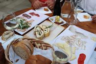 Zu Tisch ... – Das typische Essen in einer Osmiza auf dem Triester Karst im äußersten Nordosten Italiens