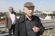 Rentnercops – Edwin Bremer (Tilo Prückner, r.) und Günter Hoffmann (Wolfgang Winkler, l.) schauen sich auf dem Dach des Hochhauses um, von dem der junge Gabriel gefallen sein muss.
