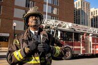 Chicago Fire – Beobachtet die brenzlige Lage: Eamonn Walker als Chief Wallace Boden