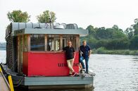 Lecker an Bord – Die beiden Köche Björn Freitag (r) und Frank Buchholz (l) fahren mit Kapitän Heinz-Dieter Fröse und seinem selbstgebauten Hausboot durchs Ruhrgebiet.