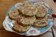 Zu Tisch ... – Herzhafte Lauchküchlein sind eine Spezialität von Tamsin Smith. Dank Lauch und dem walisischen Caerphilly-Käse hat diese herzhafte Variation der Welsh Cakes eine würzige Geschmacksnote.