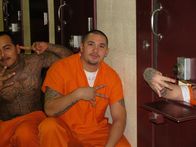 Lockdown - Hinter Gittern – San Antonio, Texas: Mitglieder der Tango Orejon-Gang machen Bandenzeichen. im Gefängnis von Bexar County.