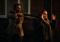 Wild Bill – Der Piano Man (Craig Parkinson) nimmt Muriel Yeardsley (Bronwyn James) als Geisel.