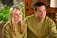 All Inclusive - Willkommen im Paradies – Cynthia (Kristen Bell, l.) und Jason (Jason Bateman, r.) lassen sich auf die Therapiesitzungen ein. Die ungewöhnlichen Methoden des Resort-Besitzers Marcel sollen dabei helfen, dass sich das Paar wieder näher kommt.