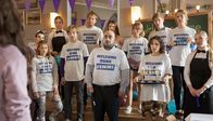 Mein Sohn Helen – Die Bombe platzt bei der Willkommensparty: Finn (Jannik Schümann, li.) heißt jetzt Helen und bekennt sich dazu, ein Transmädchen zu sein.