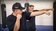 Mission: EAZ – Mission: EAZ Wenn ein Amateur gegen einen Weltmeister kickboxt Staffel 1 Folge 4 Rapper EAZ muss sich beim Kickboxen beweisen. Copyright: SRF; Screenshot