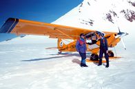 GEO Reportage – Ein Flugzeug direkt auf einem Gletscher zu landen, ist eine ganz besondere Herausforderung. Nur wenige Pilotinnen und Piloten haben das Können und die Lizenz dazu.