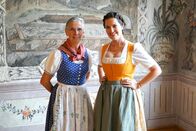 Hoagascht – Conny Bürgler (rechts) und Trachtenexpertin Monika Gaiswinkler (links) stehen im Prunksaal im Kammerhofmuseum während ServusTV’s „Hoagascht – Des Dirndl is unser Gwand“ in Bad Aussee, Steiermark, Österreich am 27. September 2024.