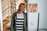SOKO Köln – Als herauskommt, dass ihr Ehemann eine Affäre hatte, gerät Maike Funke (Anna Scholten) ins Visier der Ermittler. Wollte der Tote sie verlassen und drohte ihr, neben ihrem Partner auch die Spedition zu verlieren?
