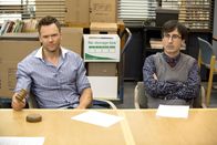 Community – Während Jeff (Joel McHale, l.) seine Verlobung mit Britta bekannt gibt, wird es für Duncan (John Oliver, r.) im wahrsten Sinne des Wortes elektrisierend ...
