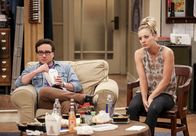 The Big Bang Theory – Als Leonard (Johnny Galecki, l.) und Penny (Kaley Cuoco, r.) bewusst wird, wie viel Chaos die ehemalige Flamme von Sheldon anrichtet, wissen sie nicht, ob sie sich einmischen sollen ...