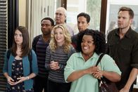 Community – v.r.), Jeff Winger (Joel McHale, r.), Pierce (Chevy Chase, l. hinten) und Abed (Danny Pudi, r. hinten) besetzen, muss ein Schlachtplan her, und zwar schnell ...