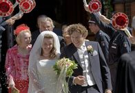 Der Dicke – Hochzeit: Gudrun (Katrin Pollitt, l.) und Gerd Wohlers (Josef Heynert, r.) haben sich getraut. Gerds Kollegen stehen mit Polizeikellen Spalier für das glückliche Brautpaar.