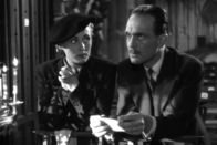 Der Rabe – Der Doktor Germain (Pierre Fresnay) und Laura Vorzet (Micheline Francey) werden beschuldigt, ein Verhältnis miteinander zu haben. Der Treffpunkt in der Kirche war eine arrangierte Falle des Raben.