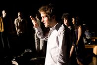 Cloverfield – Etwas ist dem Meer entstiegen - etwas Großes, etwas Gefährliches, hat der Freiheitsstatue den Kopf abgerissen und stürzt sich jetzt auf die Bewohner New Yorks. Für Rob (Michael Stahl-David) ist seine Freunde beginnt ein mörderischer Kampf ums Überleben ...