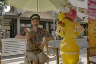 Ostrowski macht Urlaub – Michael Ostrowski beim Eisessen
