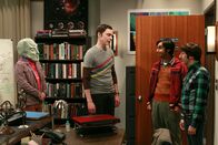 The Big Bang Theory – Gute Freunde: Howard (Simon Helberg, r.), Raj (Kunal Nayyar, 2.v.r.), Leonard (Johnny Galecki, l.) und Sheldon (Jim Parsons, 2.v.l.) ...
