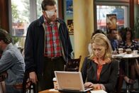 Two and a Half Men – Der nicht ganz alltägliche Haushaltsunfall hat aber auch seine positive Seite: Nach dem Arzttermin treffen die Brüder in einem Kaffeehaus auf Charlies Ex-Freundin Sherri (Jeri Ryan, r.), mit der sich Alan (Jon Cryer, l.) ganz gerne verabreden würde ...